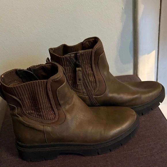 Women’s Brown Leather Boots - Picture 3 of 6